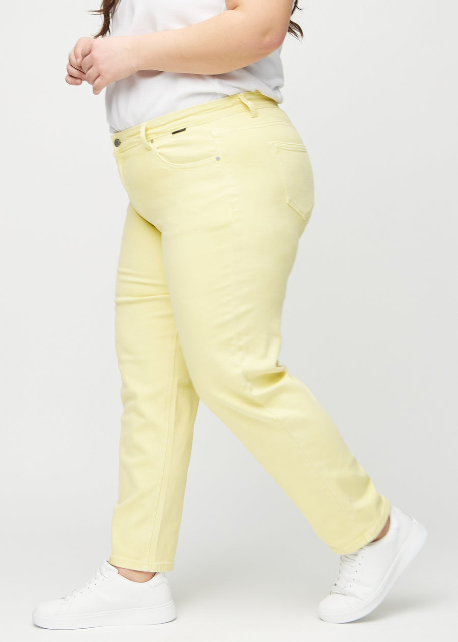 Regular-jeans til kvinner i lysegul, fargen Lemonades. Sett fra siden på en plus size-modell.