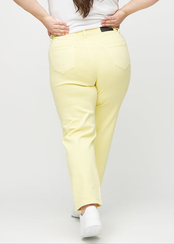 Regular-jeans til kvinner i lysegul, fargen Lemonades. Sett bakfra på en plus size-modell, slik at hele passformen vises.
