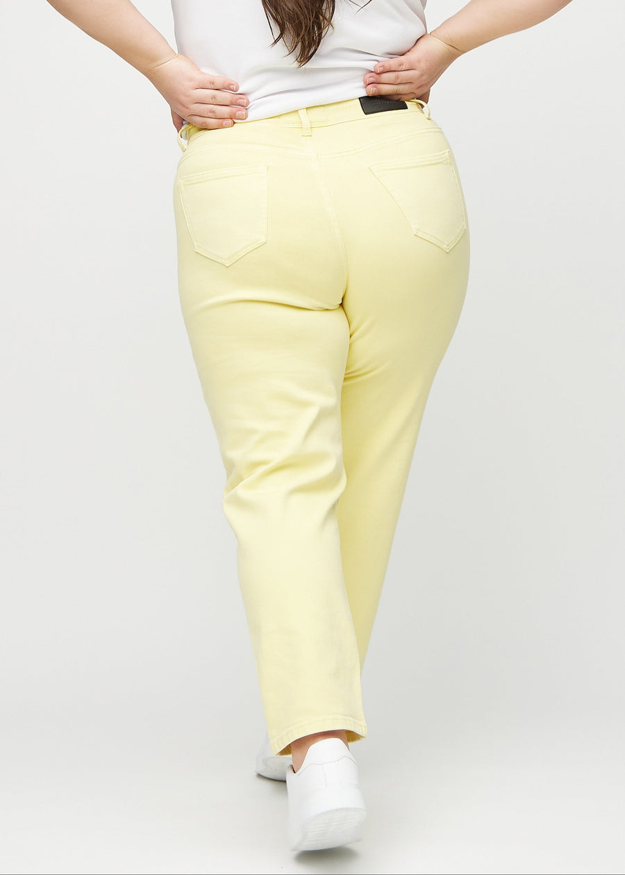 Regular-jeans til kvinner i lysegul, fargen Lemonades. Sett bakfra på en plus size-modell, slik at hele passformen vises.