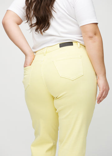 Regular-jeans til kvinner i lysegul, fargen Lemonades. Nærbilde bakfra på en plus size-modell, som viser passform og detaljer.