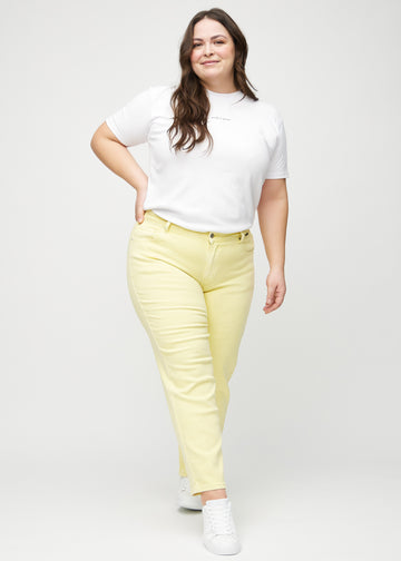 Regular-jeans til kvinner i lysegul, fargen Lemonades. Helhetsbilde av en plus size-modell med jeansen på.