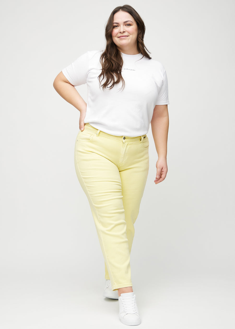 Regular-jeans til kvinner i lysegul, fargen Lemonades. Helhetsbilde av en plus size-modell med jeansen på.