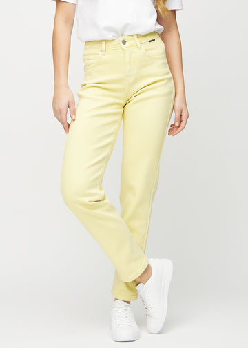 Regular-jeans til kvinner i lysegul, fargen Lemonades. Sett forfra på en modell, med en klassisk rett benfasong.