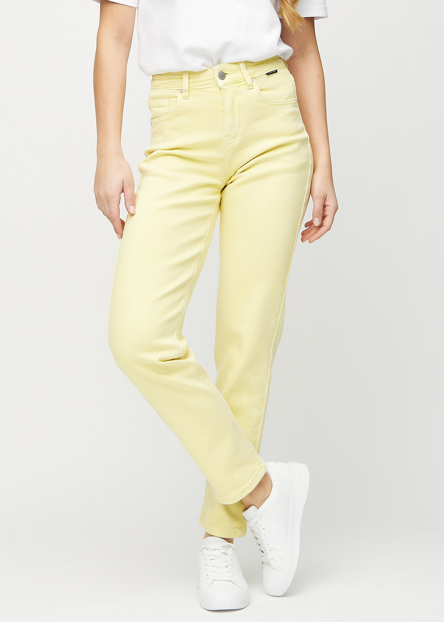 Regular-jeans til kvinner i lysegul, fargen Lemonades. Sett forfra på en modell, med en klassisk rett benfasong.