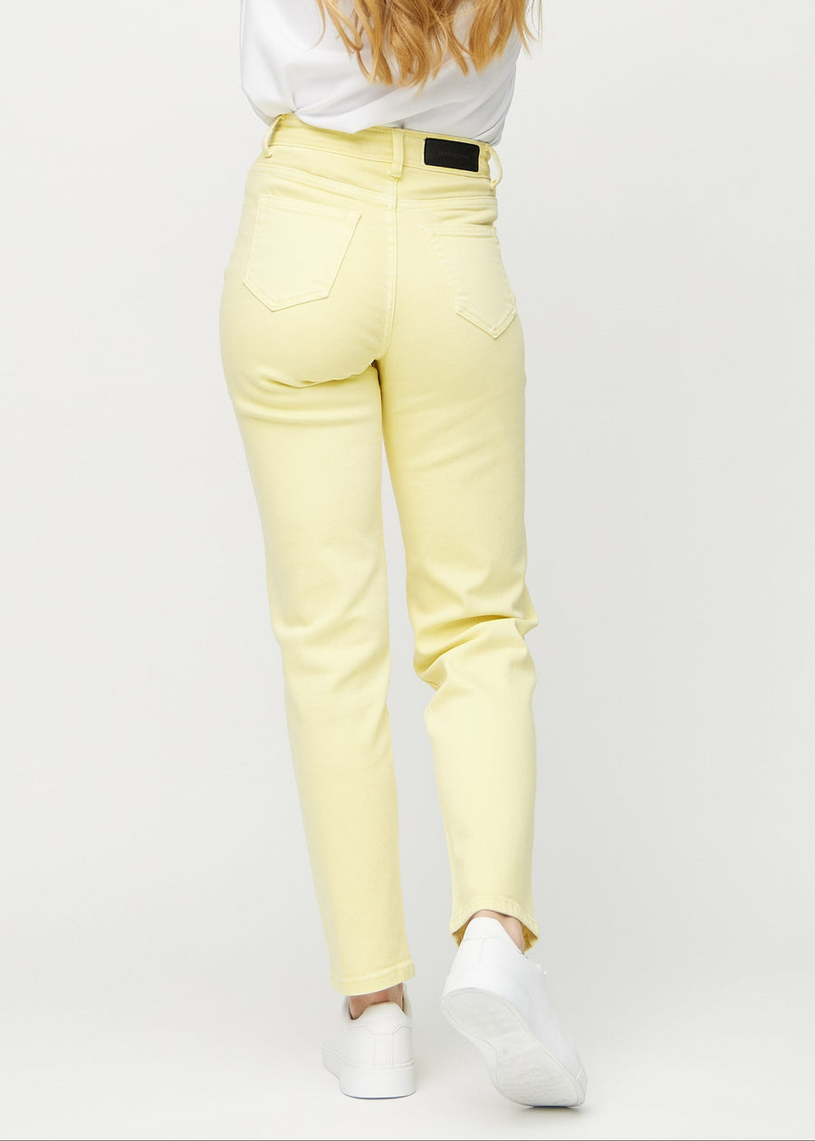 Regular-jeans til kvinner i lysegul, fargen Lemonades. Sett bakfra på en modell, slik at hele passformen vises.