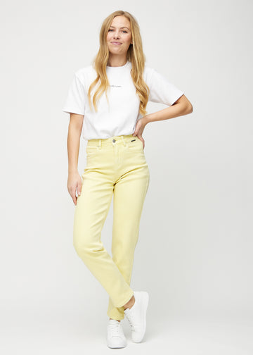 Regular-jeans til kvinner i lysegul, fargen Lemonades. Helhetsbilde av en modell med jeansen på.