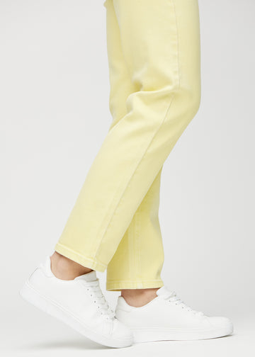 Regular-jeans til kvinner i lysegul, fargen Lemonades. Nærbilde ved anklene på en modell, som viser de rette benavslutningene.