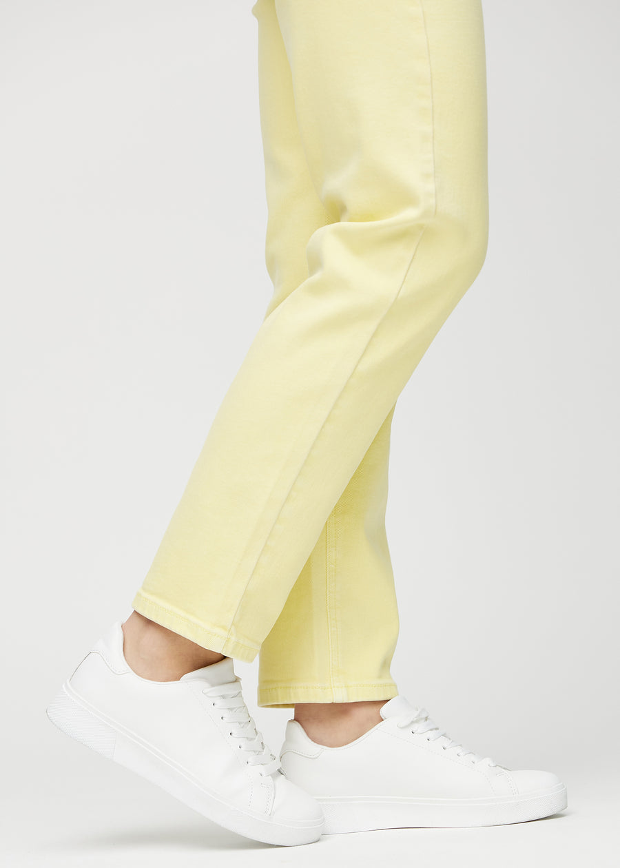 Regular-jeans til kvinner i lysegul, fargen Lemonades. Nærbilde ved anklene på en modell, som viser de rette benavslutningene.