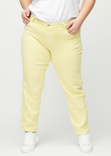 Regular-jeans til kvinner i lysegul, fargen Lemonades. Sett forfra på en plus size-modell, med en klassisk rett benfasong.