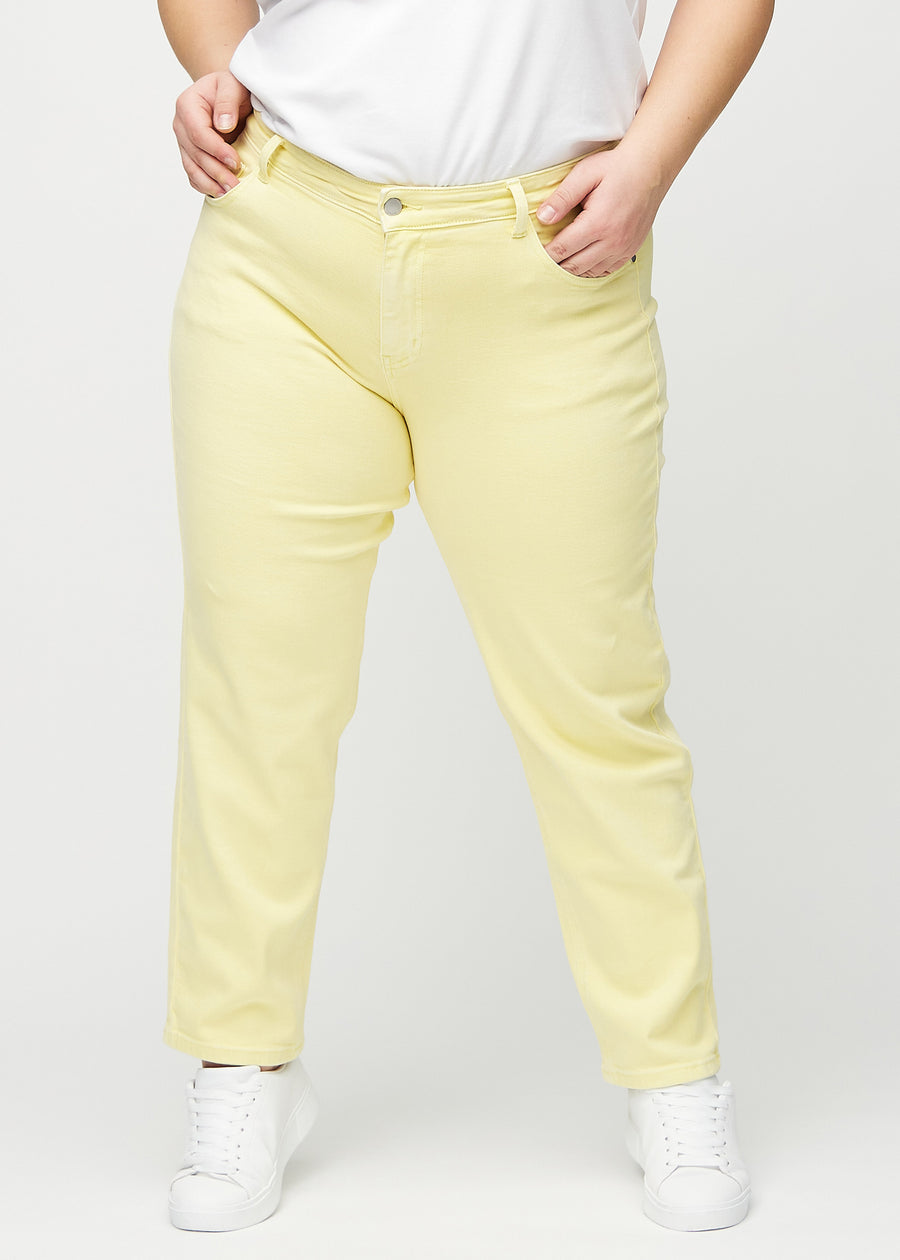 Regular-jeans til kvinner i lysegul, fargen Lemonades. Sett forfra på en plus size-modell, med en klassisk rett benfasong.