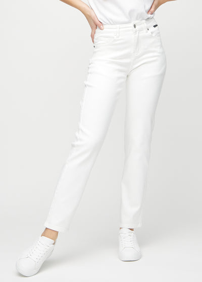 Regular-jeans til kvinner i hvit, fargen Marguerites. Sett forfra på en modell, med en klassisk rett benfasong.