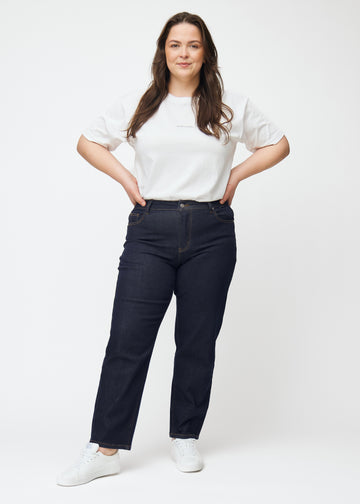Fullt bilde av plus-size-modell i dyp mørkeblå denim jeans til kvinner i fargen Midnights med regular passform.