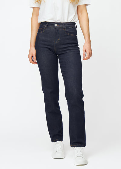 Dyp mørkeblå denim jeans til kvinner i fargen Midnights med regular passform, som sitter til ved midjen og faller rett ned over bena, sett forfra.