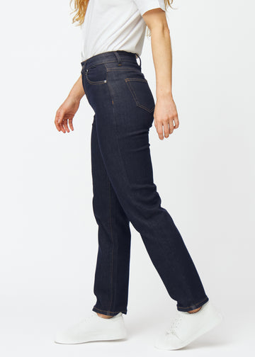 Dyp mørkeblå denim jeans til kvinner i fargen Midnights med regular passform sett fra siden på modell.