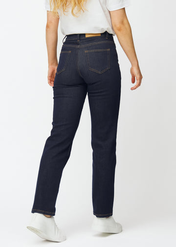 Dyp mørkeblå denim jeans til kvinner i fargen Midnights sett bakfra.