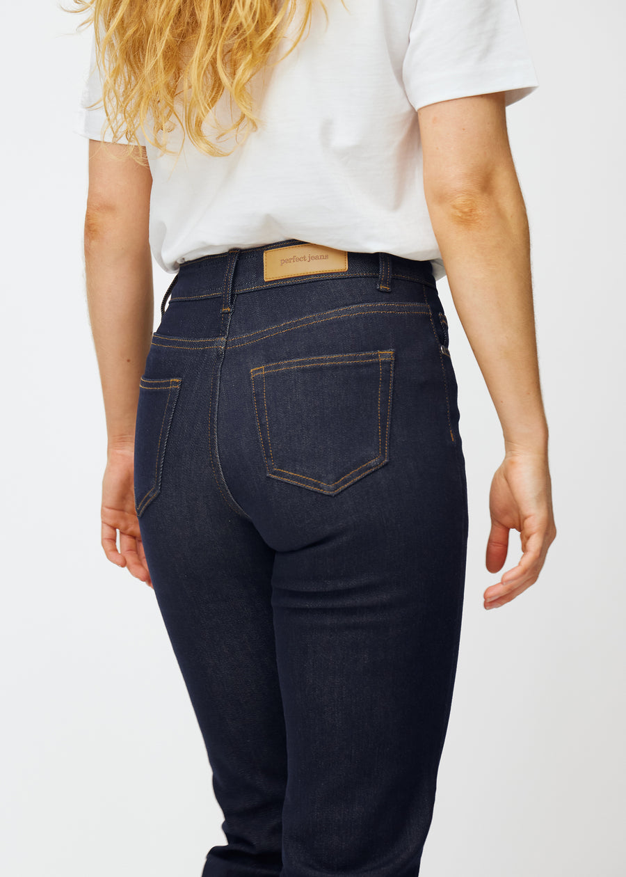 Dyp mørkeblå denim jeans til kvinner i fargen Midnights sett bakfra på nært hold for å vise passform og detaljer.