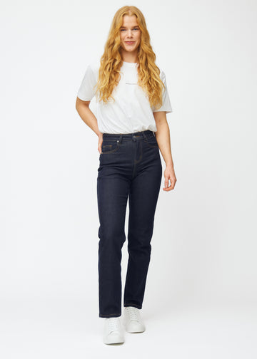Fullt bilde av modell i dyp mørkeblå denim jeans til kvinner i fargen Midnights med regular passform.