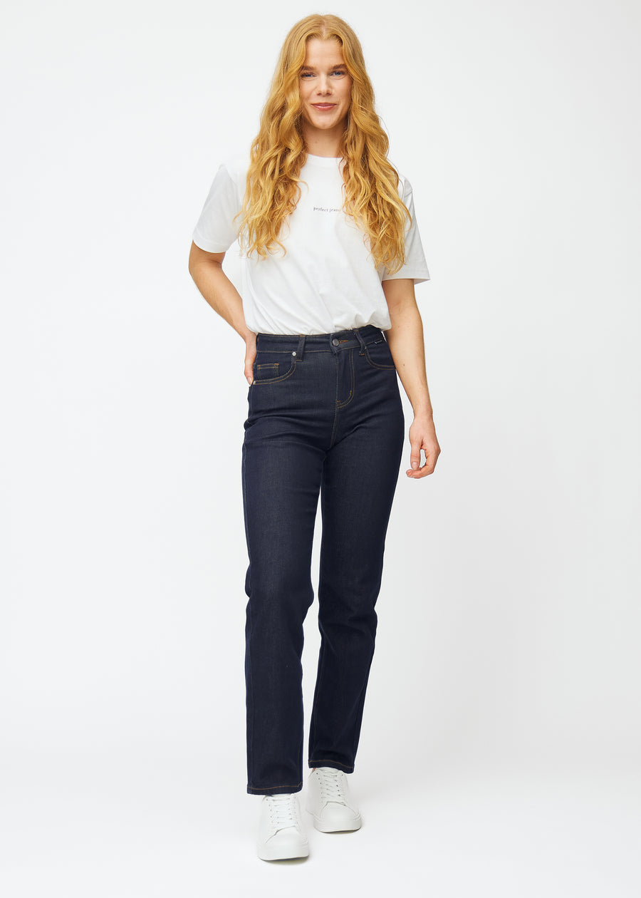 Fullt bilde av modell i dyp mørkeblå denim jeans til kvinner i fargen Midnights med regular passform.