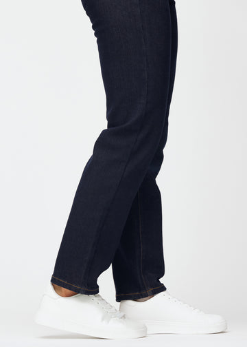 Dyp mørkeblå denim jeans til kvinner i fargen Midnights med regular passform sett på nært hold ved anklene for å vise den rette avslutningen.