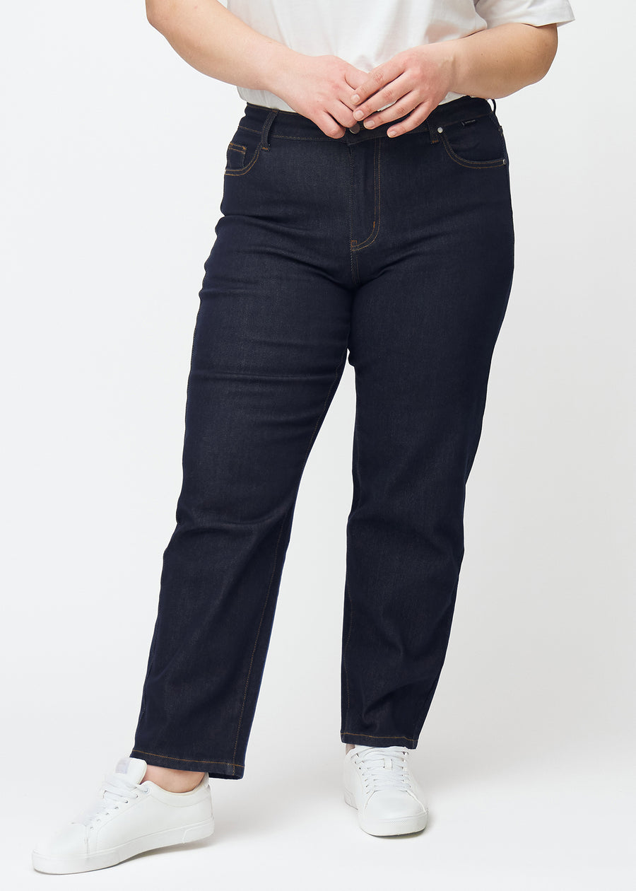 Dyp mørkeblå denim jeans til kvinner i fargen Midnights med regular passform sett forfra på plus-size-modell.