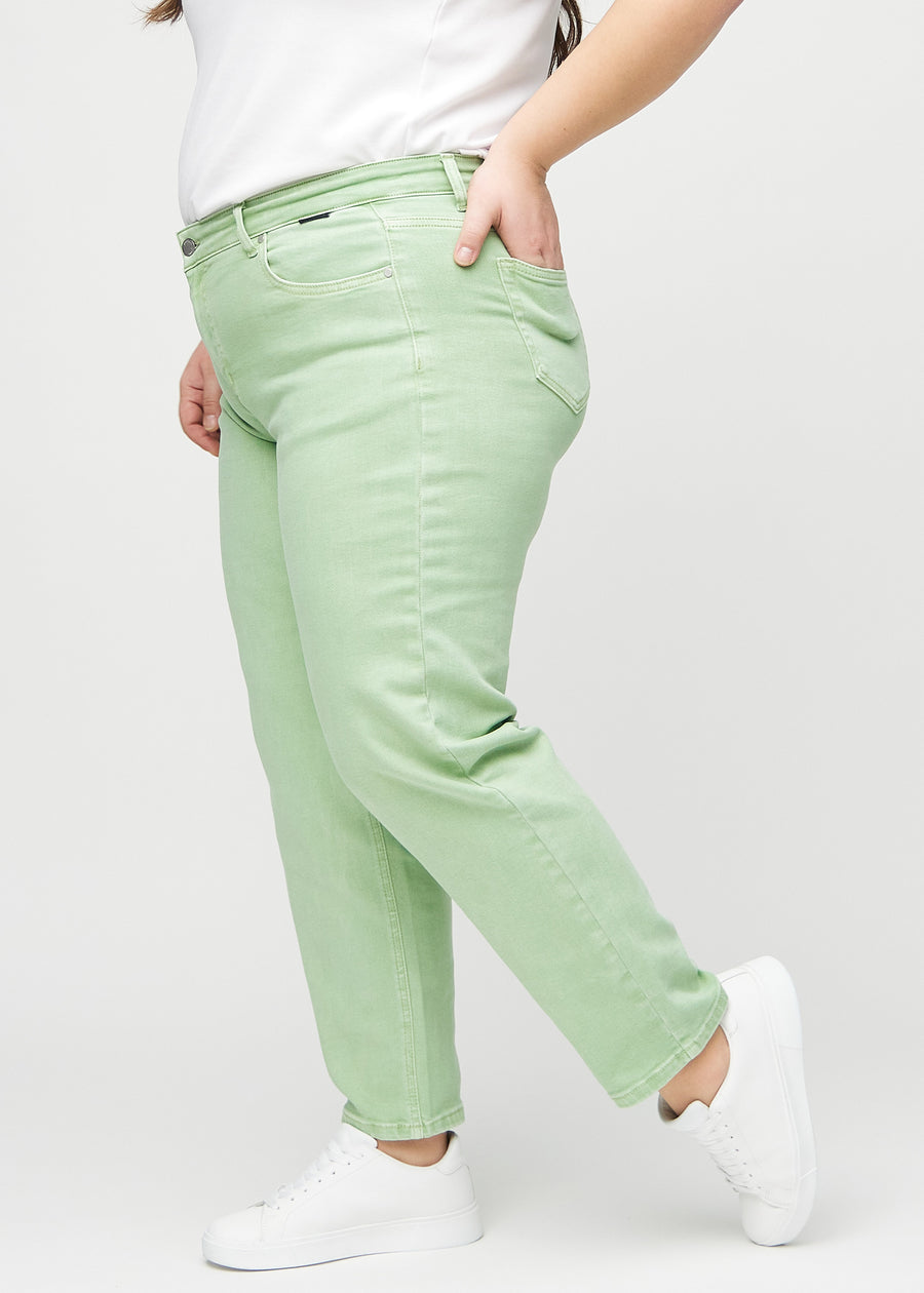 Regular-jeans til kvinner i lysegrønn, fargen Mints. Sett fra siden på en plus size-modell.