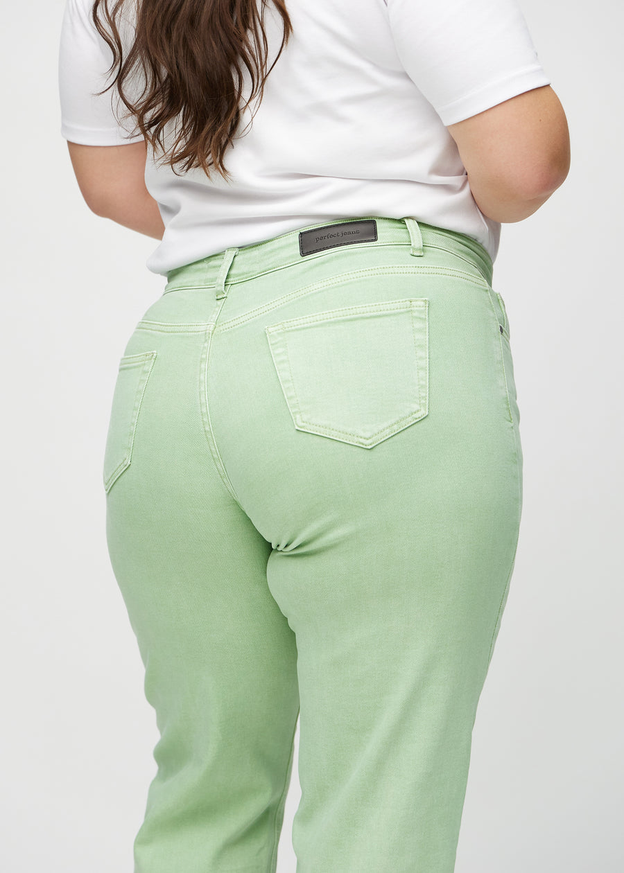Regular-jeans til kvinner i lysegrønn, fargen Mints. Nærbilde bakfra på en plus size-modell, som viser passform og detaljer.