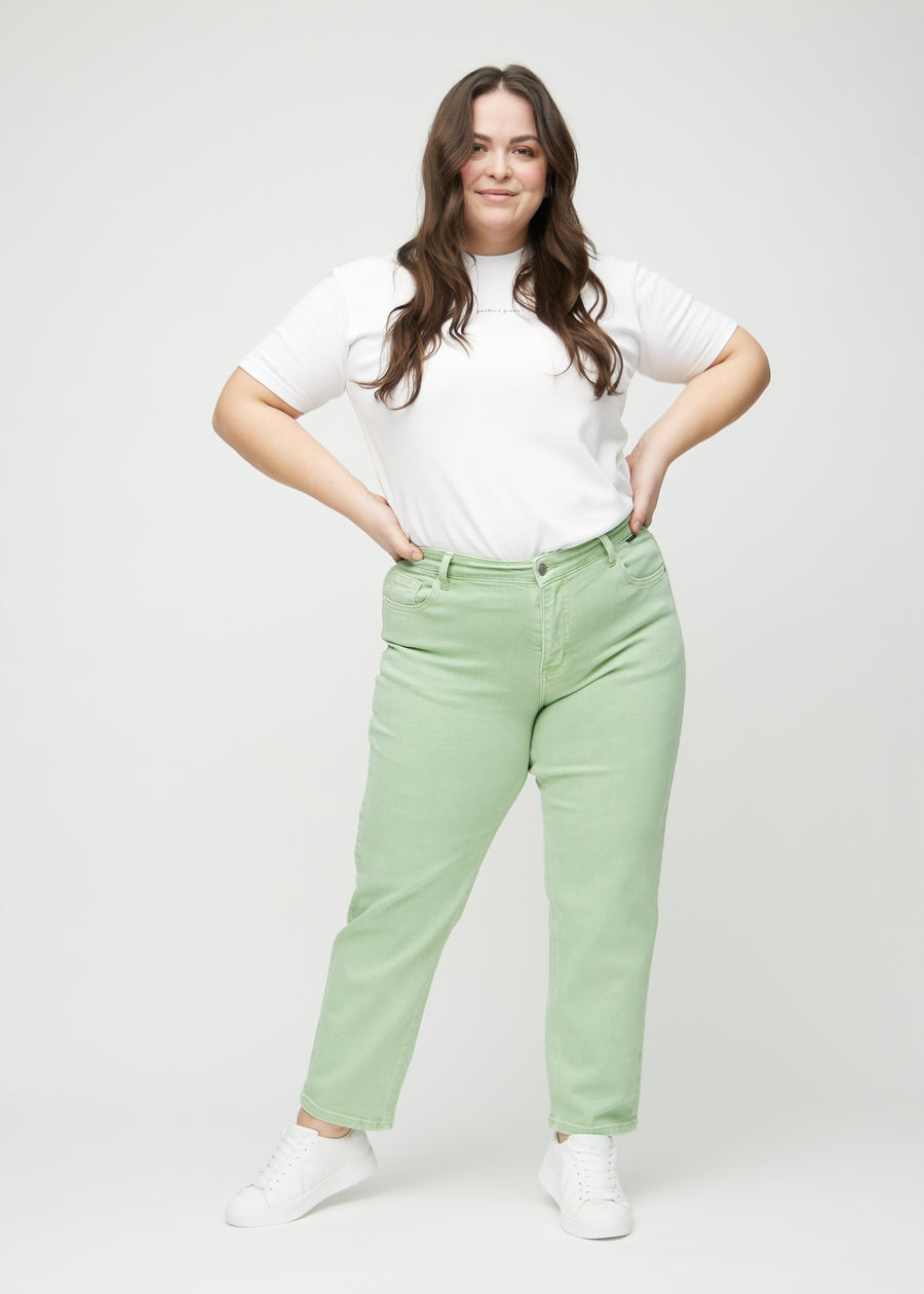 Regular-jeans til kvinner i lysegrønn, fargen Mints. Helhetsbilde av en plus size-modell med jeansen på.