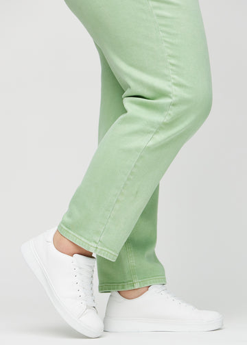 Regular-jeans til kvinner i lysegrønn, fargen Mints. Nærbilde ved anklene på en plus size-modell, som viser de rette benavslutningene.