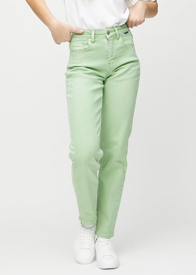 Regular-jeans til kvinner i lysegrønn, fargen Mints. Sett forfra på en modell, med en klassisk rett benfasong.