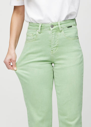 Regular-jeans til kvinner i lysegrønn, fargen Mints. En modell strekker stoffet ved låret for å vise stretchen.