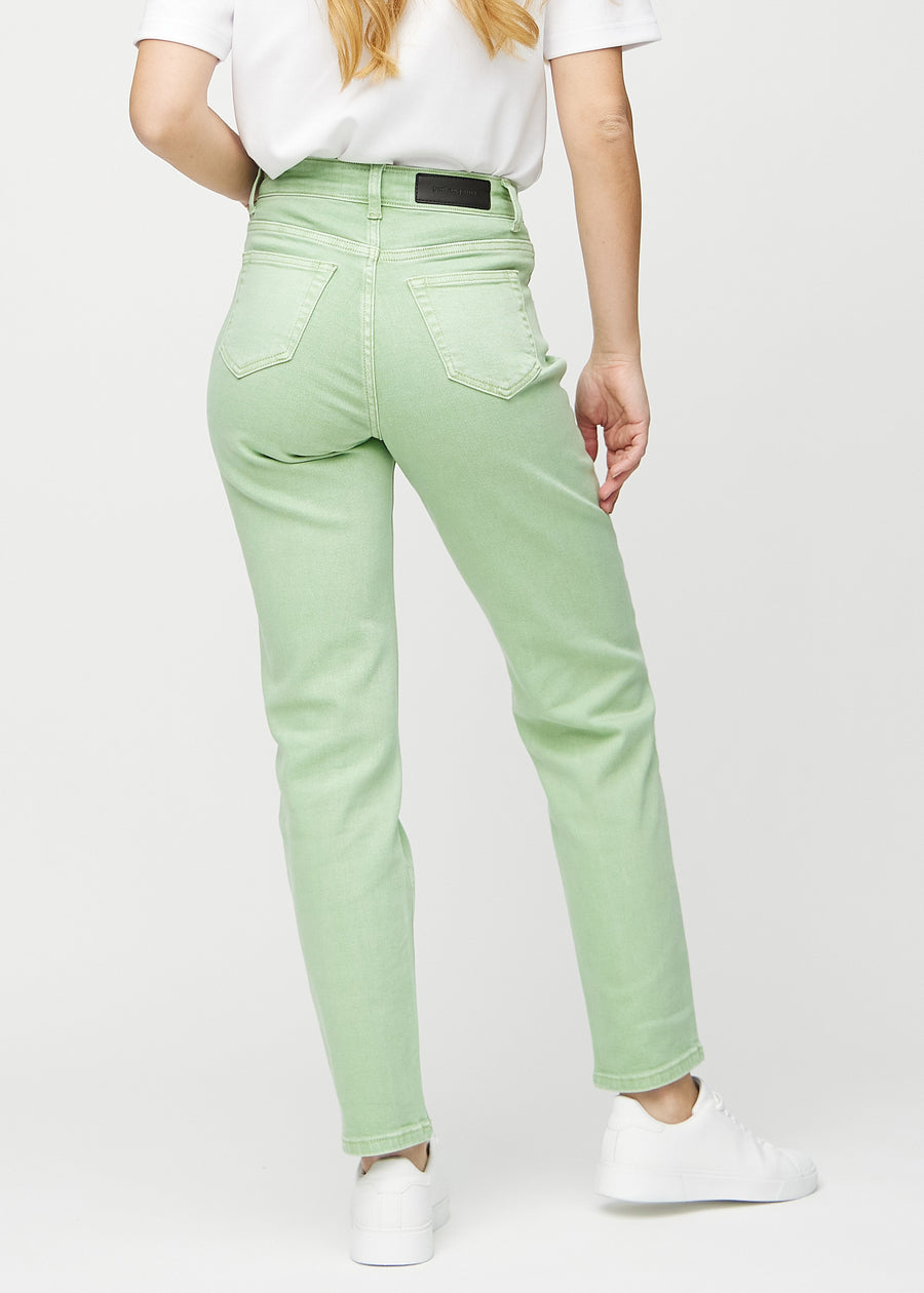 Regular-jeans til kvinner i lysegrønn, fargen Mints. Sett bakfra på en modell, slik at hele passformen vises.