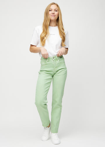 Regular-jeans til kvinner i lysegrønn, fargen Mints. Helhetsbilde av en modell med jeansen på.