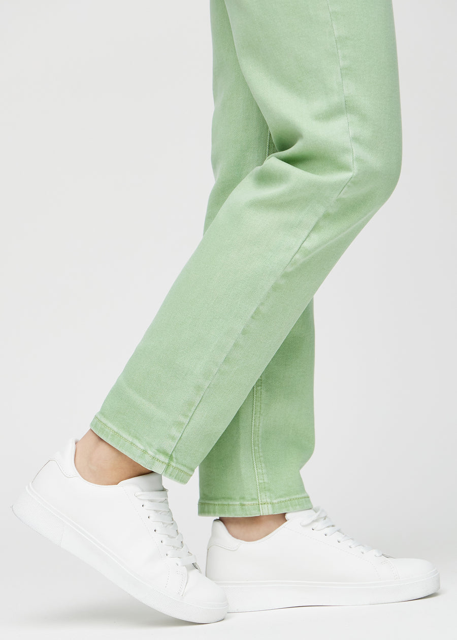 Regular-jeans til kvinner i lysegrønn, fargen Mints. Nærbilde ved anklene på en modell, som viser de rette benavslutningene.
