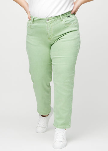 Regular-jeans til kvinner i lysegrønn, fargen Mints. Sett forfra på en plus size-modell, med en klassisk rett benfasong.
