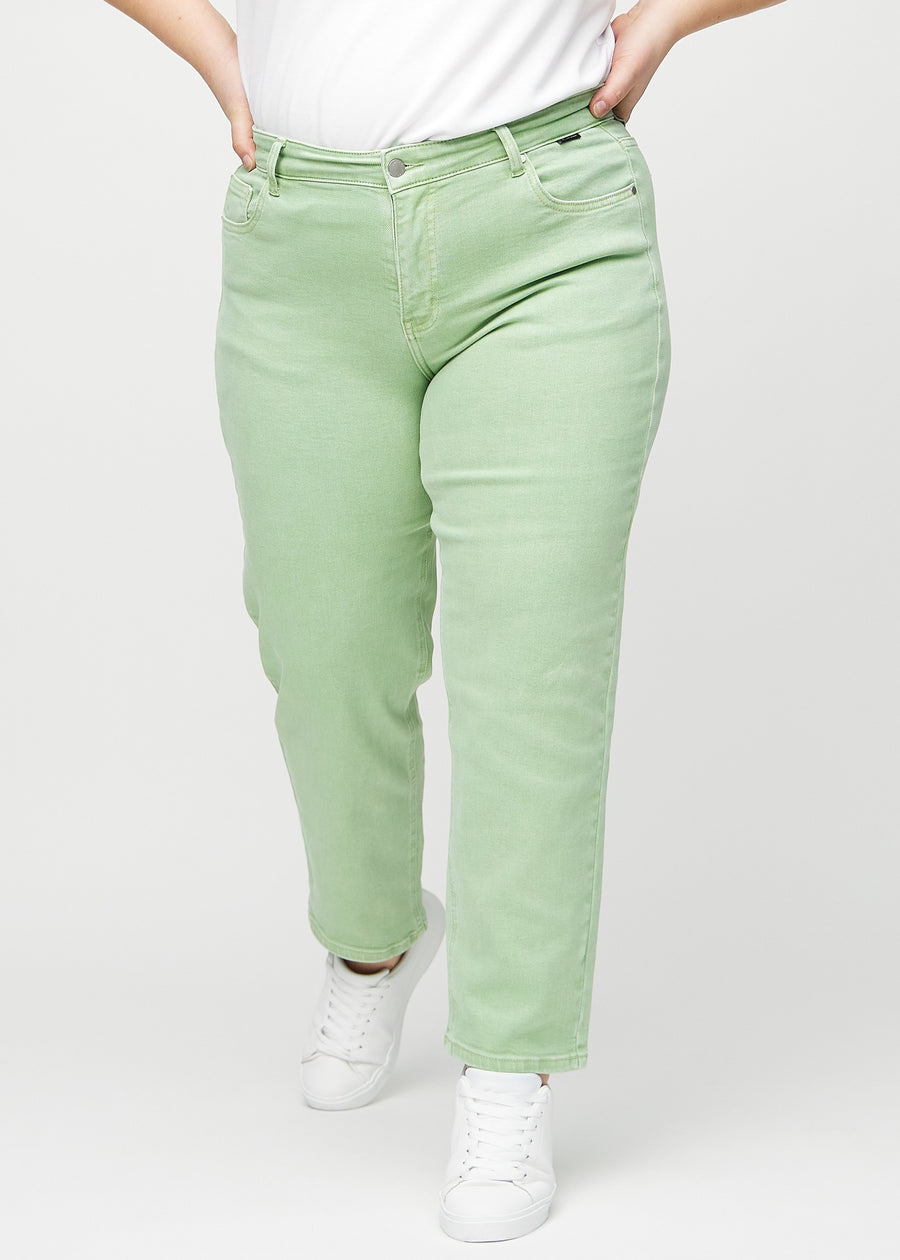 Regular-jeans til kvinner i lysegrønn, fargen Mints. Sett forfra på en plus size-modell, med en klassisk rett benfasong.