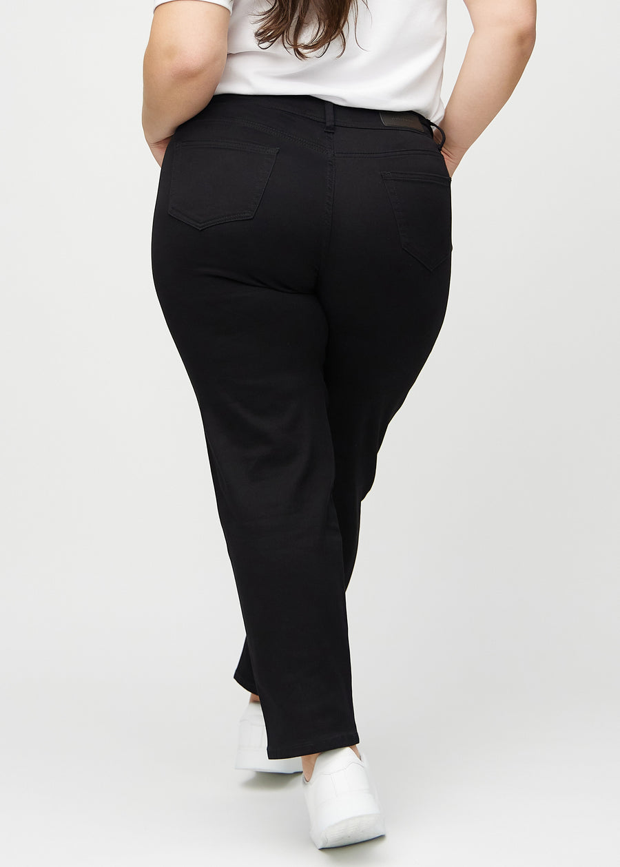 Svarte regular jeans sett bakfra på en plus-size-modell, så man kan se hele produktet.