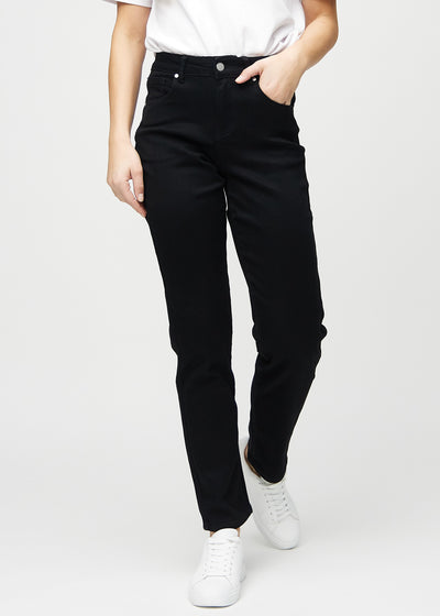 Svarte regular jeans, modellnavn Ravens, som går rett ned langs benet, sett forfra.