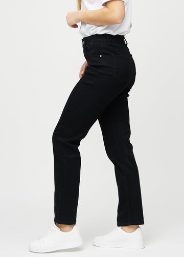 Svarte regular jeans sett fra siden på modell.
