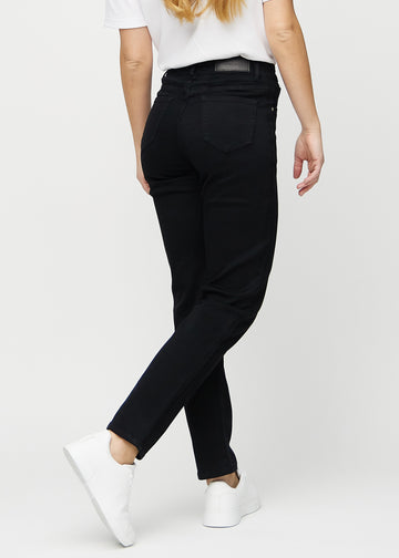 Svarte regular jeans sett bakfra, så man kan se hele produktet.