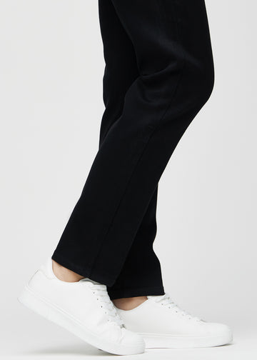 Anklene på en modell, så man kan se hvor løst jeansene sitter i en Regular passform.