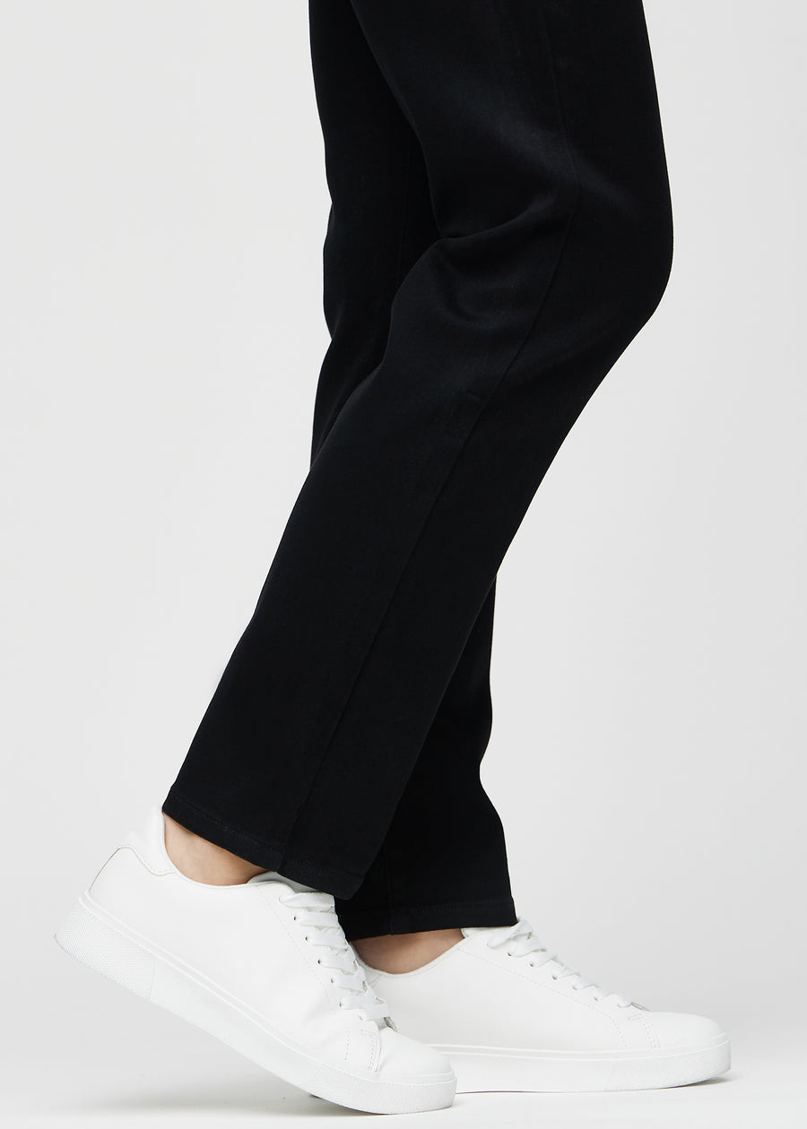 Anklene på en modell, så man kan se hvor løst jeansene sitter i en Regular passform.