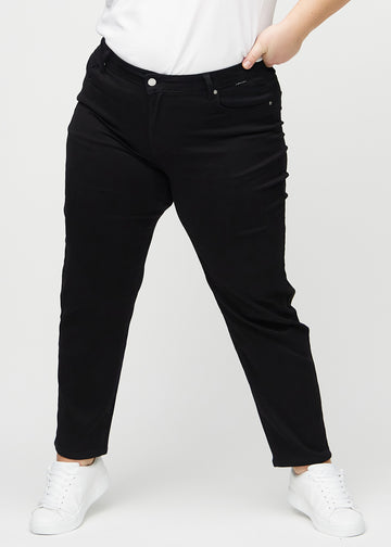 Svarte regular jeans, modellnavn Ravens, som går rett ned langs benet på en plus-size-modell, sett forfra.