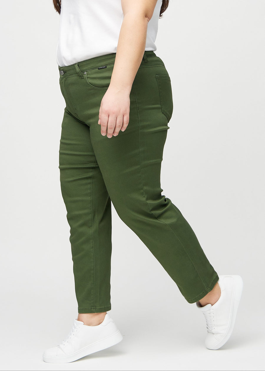 Regular-jeans til kvinner i mørkegrønn, fargen Renewals. Sett fra siden på en plus size-modell.