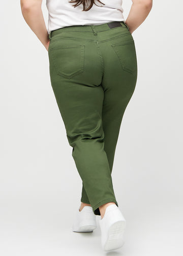 Regular-jeans til kvinner i mørkegrønn, fargen Renewals. Sett bakfra på en plus size-modell, slik at hele passformen vises.