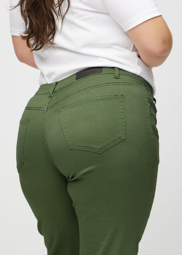 Regular-jeans til kvinner i mørkegrønn, fargen Renewals. Nærbilde bakfra på en plus size-modell, som viser passform og detaljer.