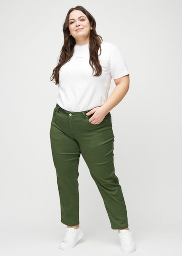 Regular-jeans til kvinner i mørkegrønn, fargen Renewals. Helhetsbilde av en plus size-modell med jeansen på.