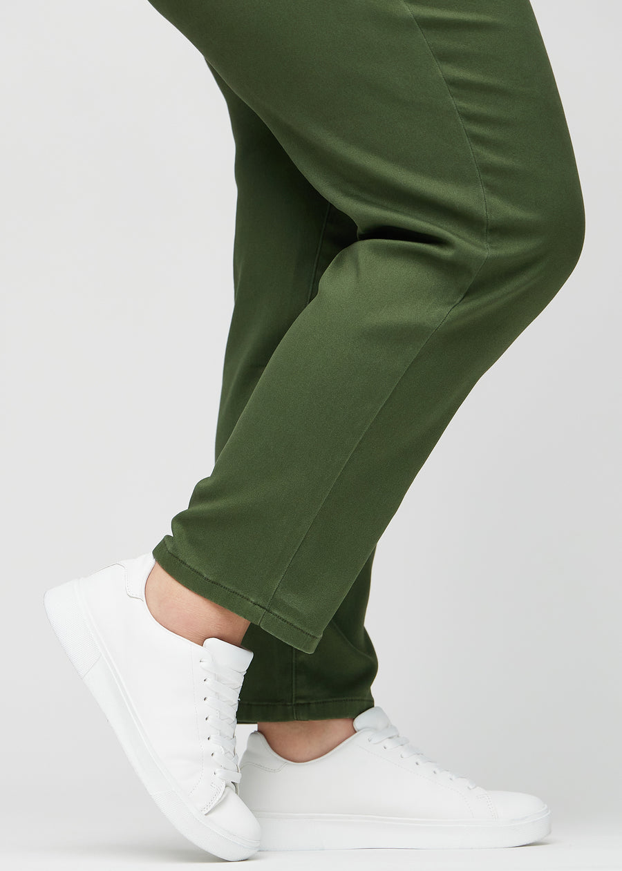 Regular-jeans til kvinner i mørkegrønn, fargen Renewals. Nærbilde ved anklene på en plus size-modell, som viser de rette benavslutningene.
