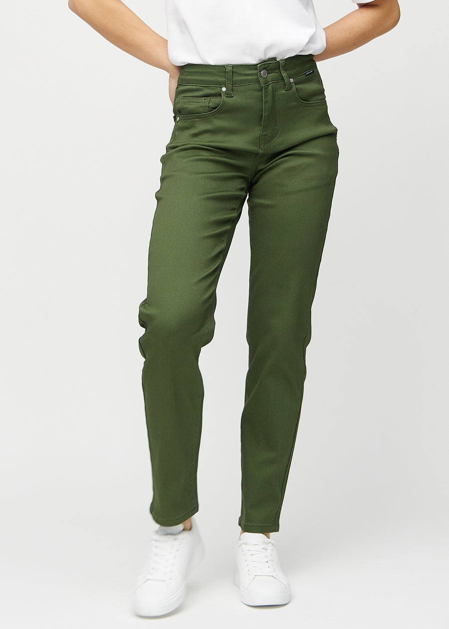 Regular-jeans til kvinner i mørkegrønn, fargen Renewals. Sett forfra på en modell, med en klassisk rett benfasong.