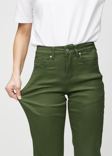 Regular-jeans til kvinner i mørkegrønn, fargen Renewals. En modell strekker stoffet ved låret for å vise stretchen.