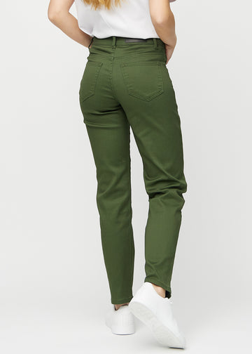 Regular-jeans til kvinner i mørkegrønn, fargen Renewals. Sett bakfra på en modell, slik at hele passformen vises.
